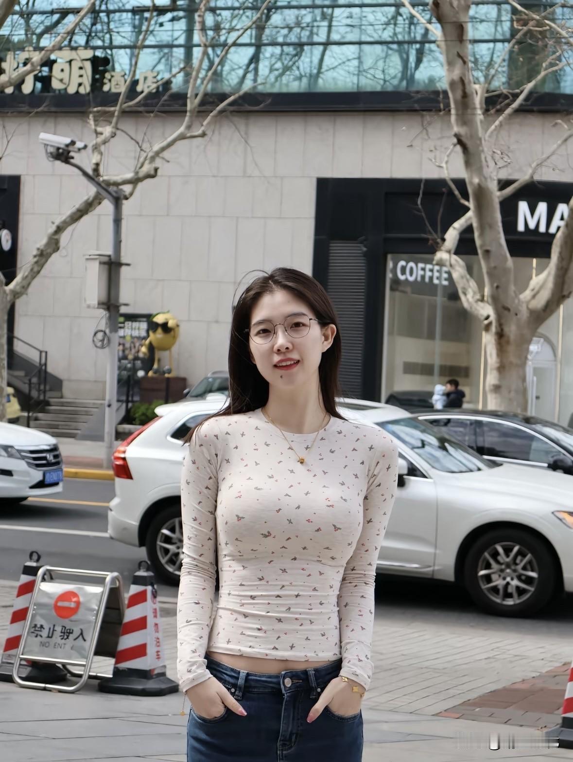春日的街头风软软的，日子也慢悠悠。戴着喜欢的眼镜，穿着舒服的小上衣，漫步在洒满阳