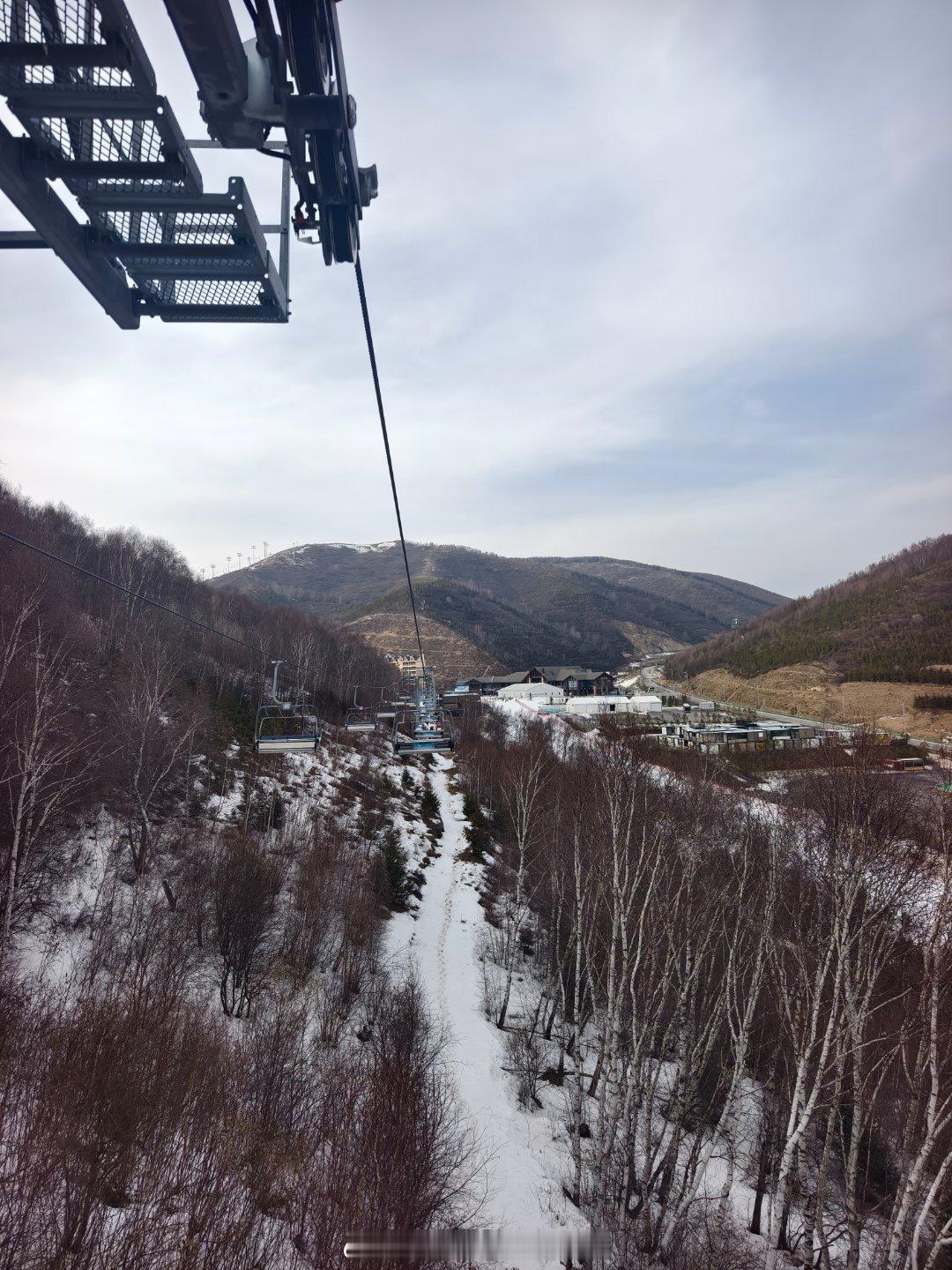 滑雪  每周末一趟崇礼滑雪🏂成我的新爱好不过这个雪季也快结束了期待下个雪季能有