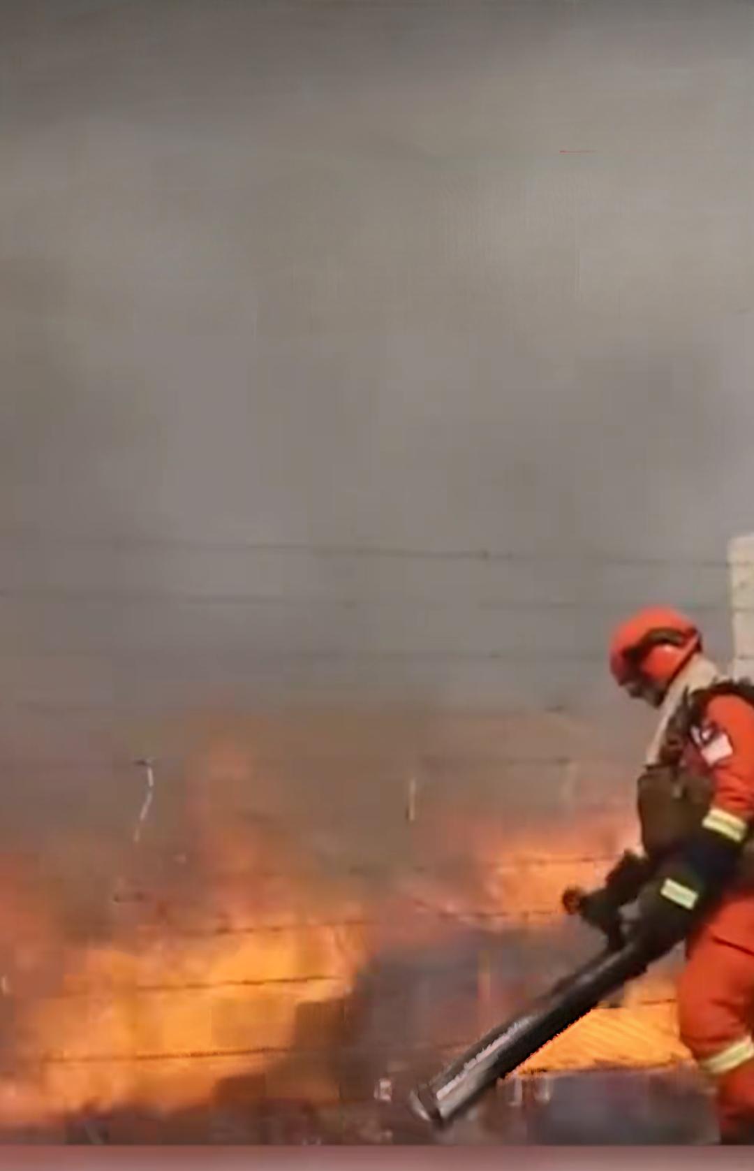 蒙古国的火烧到了我方境内
今天中午11点左右，内蒙古中蒙边境突发入境草原火情，当