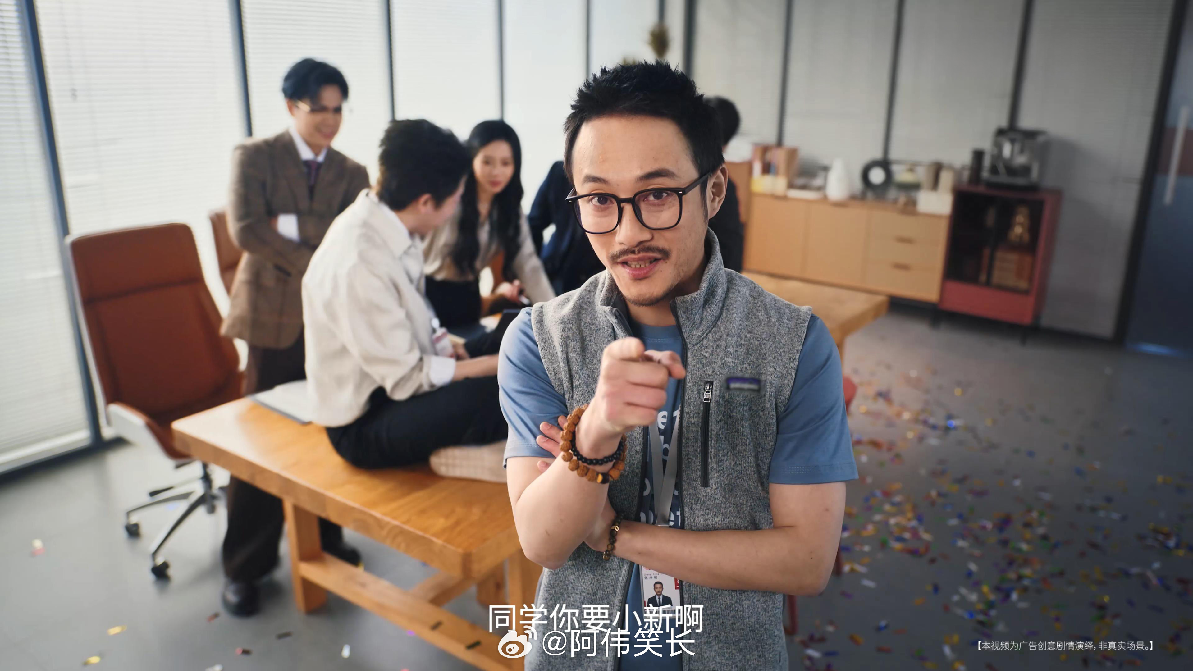 张兴朝说李嘉诚平板支撑面像都变了来认真分析一下这段视频为什么好笑。第一层是反差：