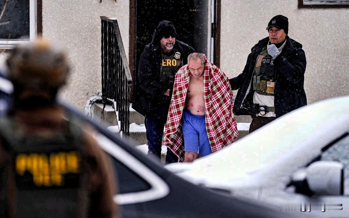 据周五报道，一名美国公民在明尼苏达州严寒中被移民执法人员拖到屋外，当时他只穿着内