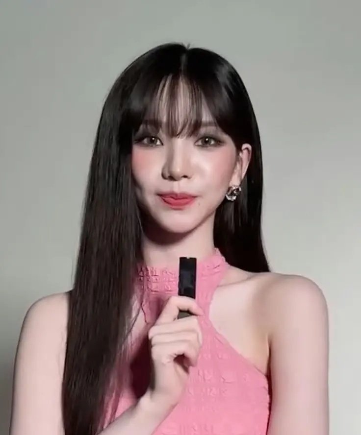 柳智敏最新造型怎么这么奇怪啊？感觉妆容特别的用力 ​​​