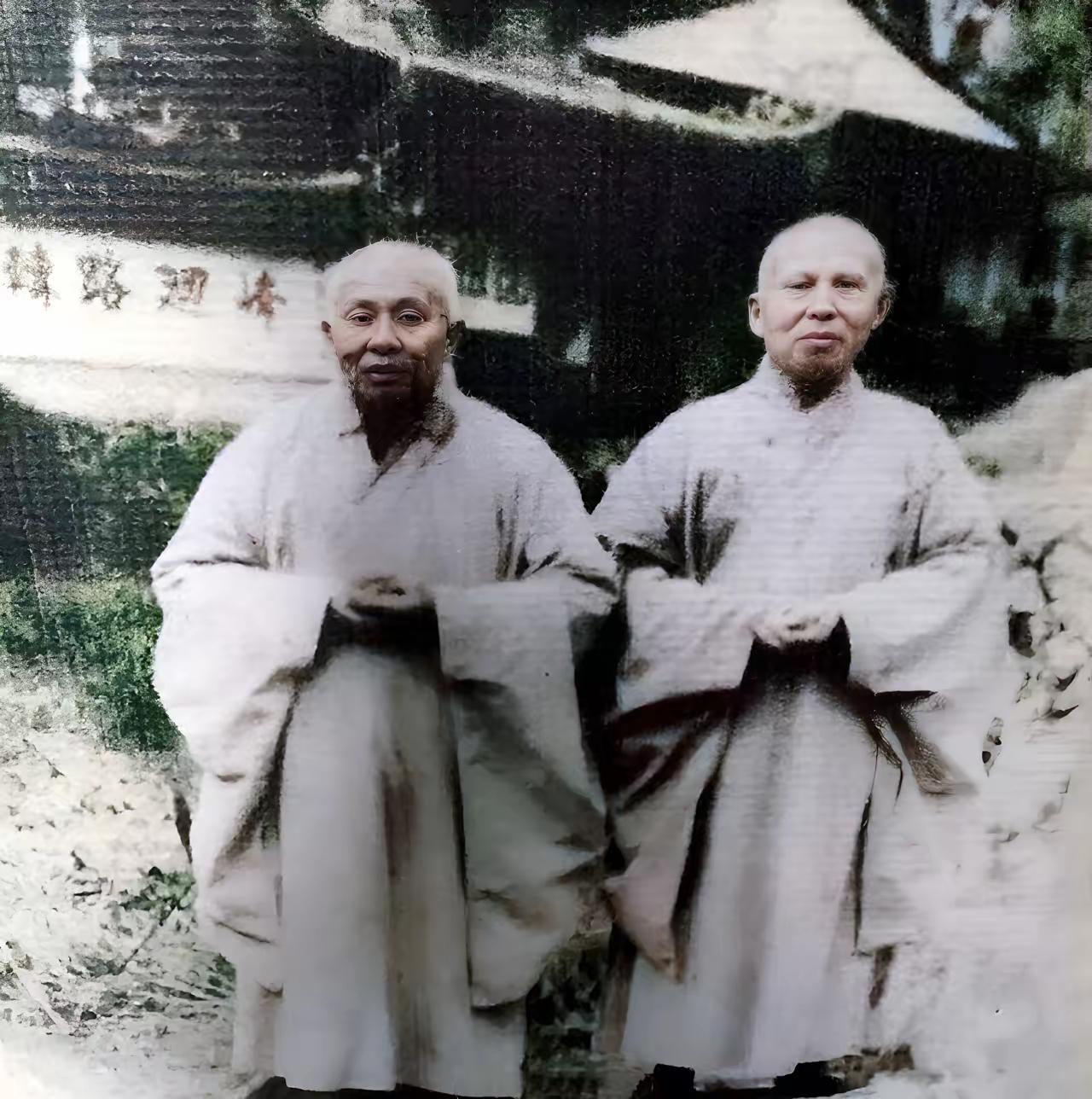 这两位高僧曾是红军中的高级干部，因队伍投敌叛变，又遭受敌人的搜捕，两人被迫选择出