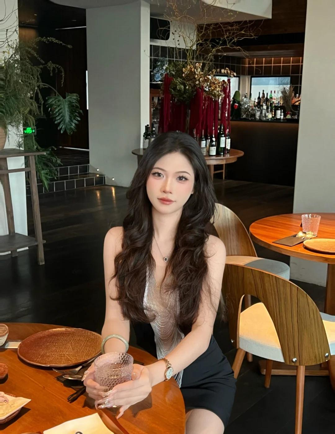 让我们都变成幸福大王.> W〈！
愿我们都能站在幸福里 广州氛围餐厅 广州探店