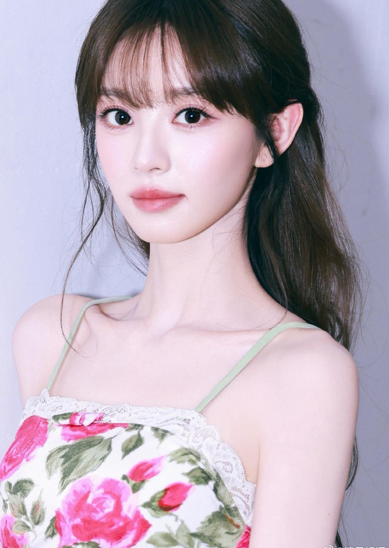 1.沈月的耳夹就价值三万元，所以，明星钱还是太好赚了。
2.高叶可以随意控制眼泪