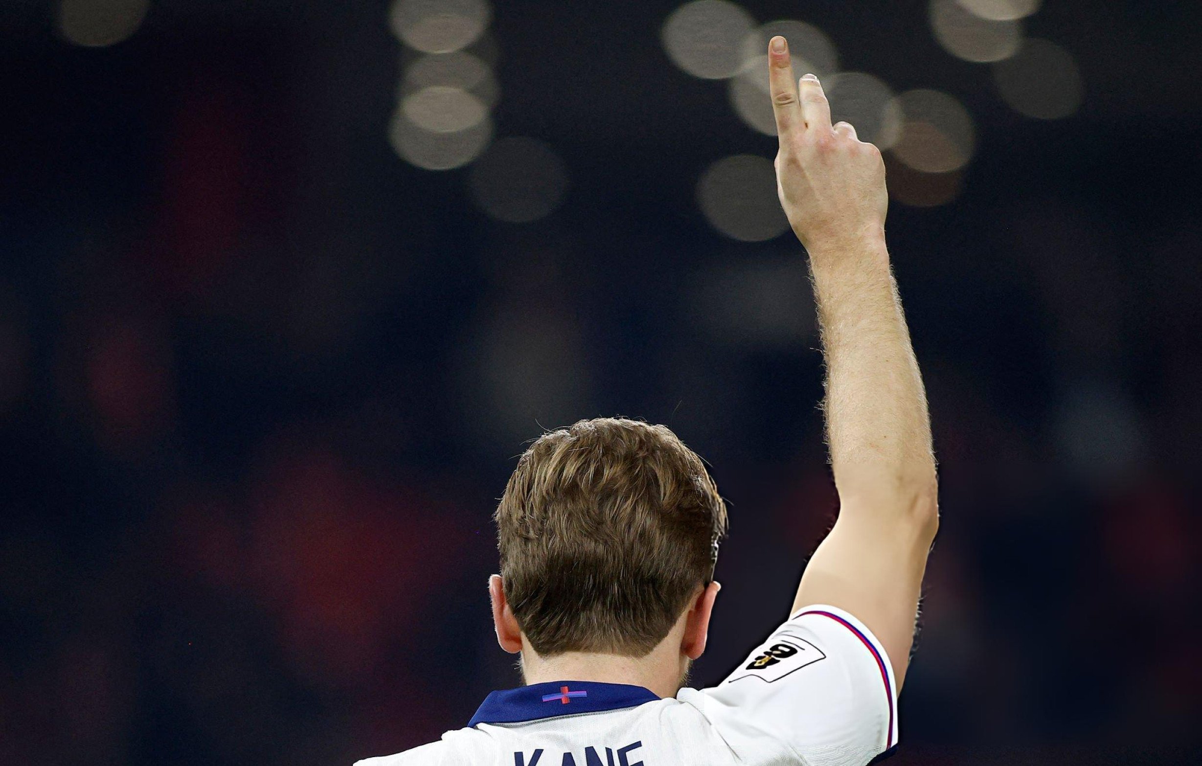 卫报：巴塞罗那将哈里·凯恩列为取代罗伯特·莱万多夫斯基的首要目标。哈里·凯恩与拜