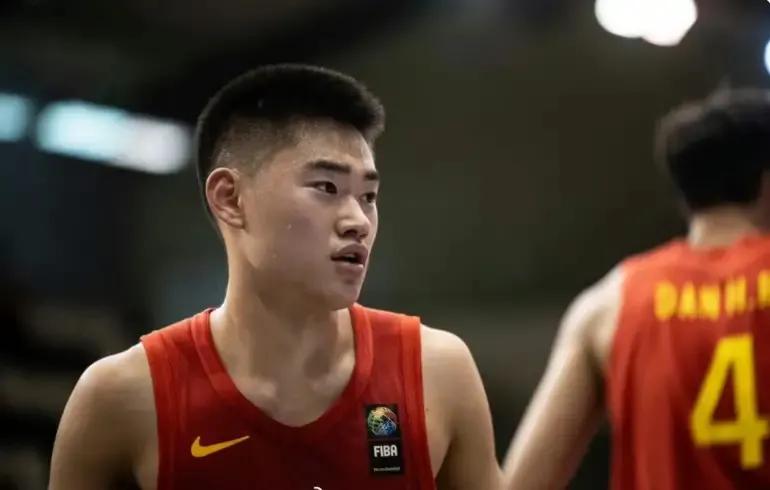 男篮主帅事闹大了！毁掉中国队世界杯生死战，球迷质疑重用关系户。

在U19男篮世