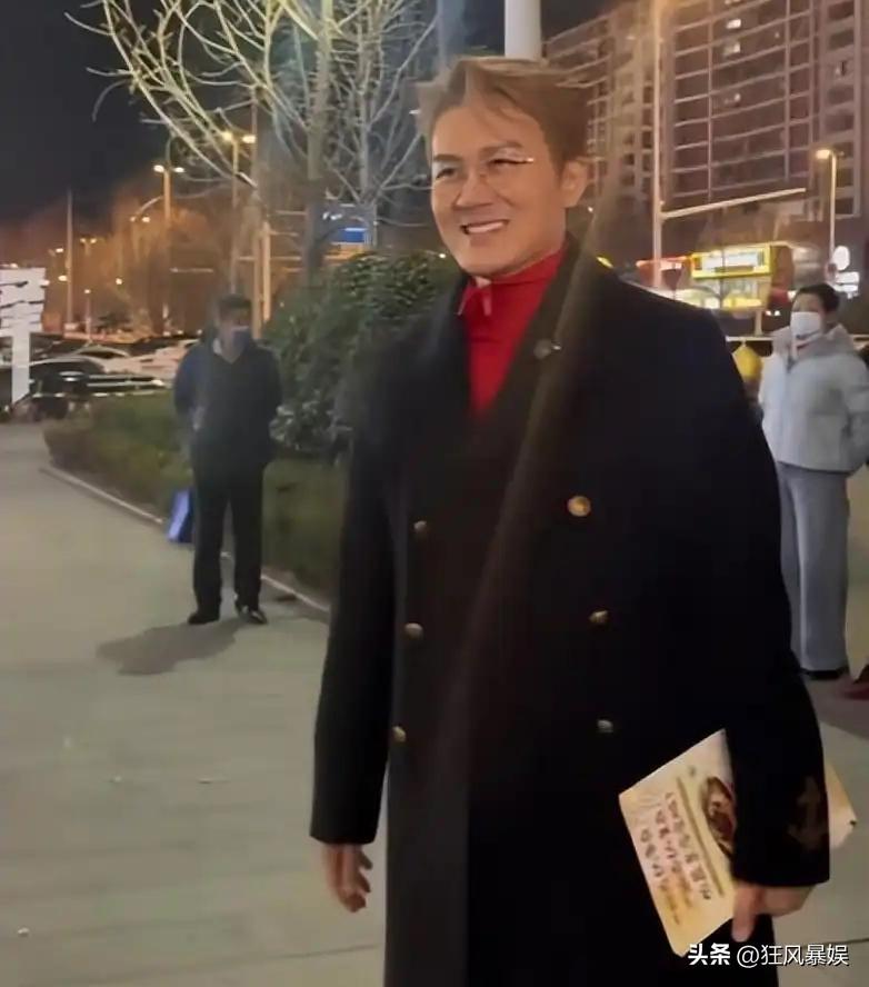 吴克群，回应“过气”质疑！

3月10日，吴克群现身青岛，出席一家他支持重开的“