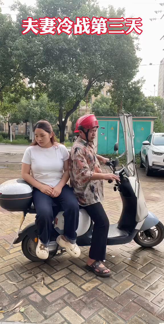 夫妻冷战第三天。
虚构情节，仅供娱乐。