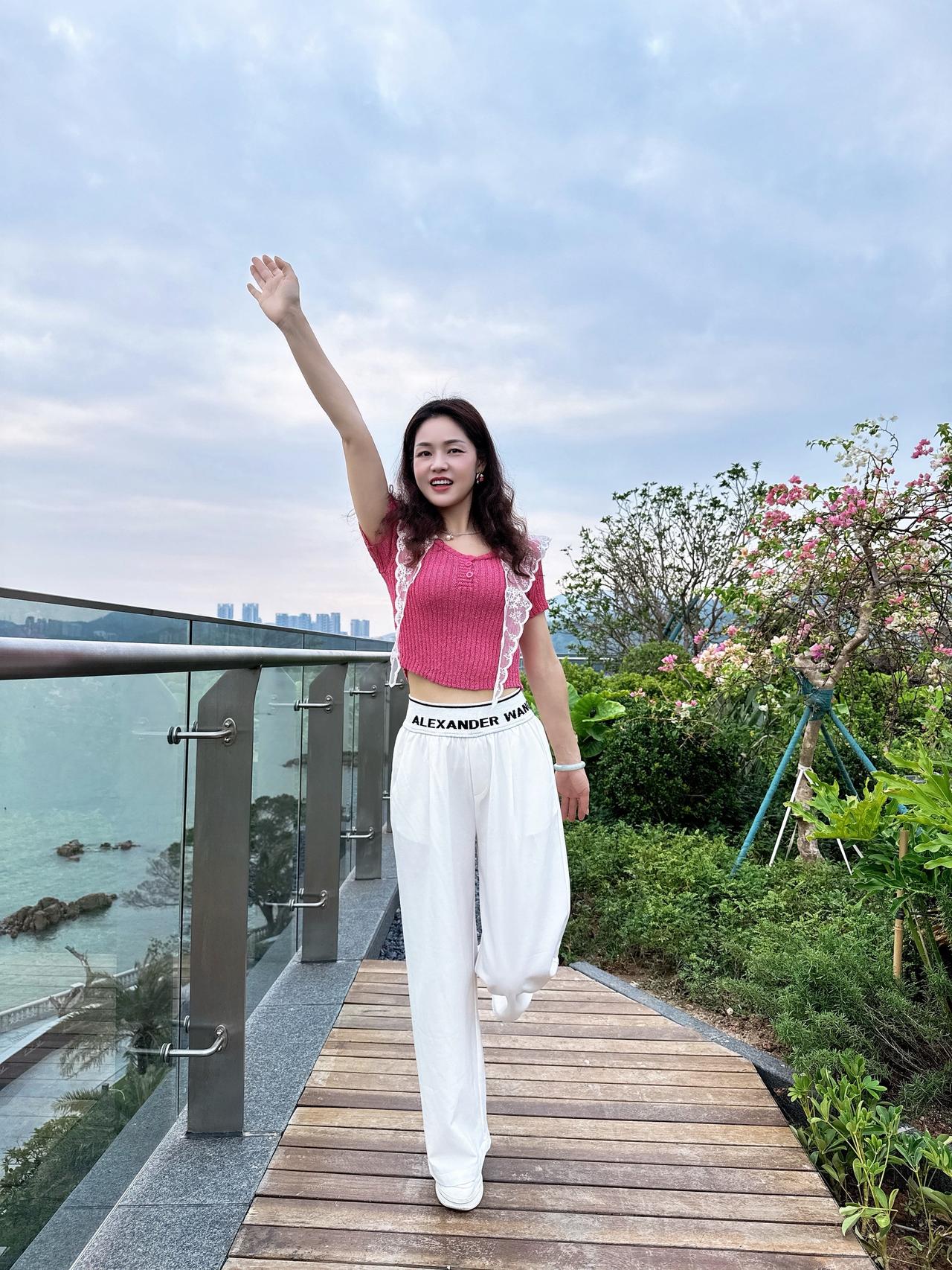 一路繁花为我开活力满满 初夏穿搭