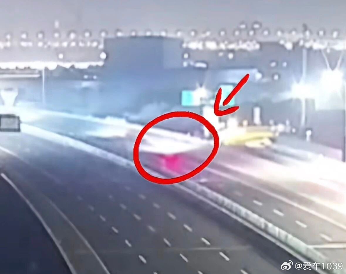 【爱车安全贴士错过路口竟在高速路上掉头？司机：不危险，不然我得走多少冤枉路… 】