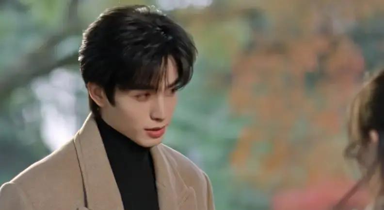 盛老爷子一纸协议，百亿双远股份竟全给了外人林屿森，盛伯凯当场摔了杯子。
这哪是分