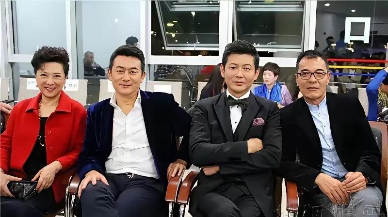 王馥荔、刘威几位演员合影。
王馥荔依然貌美如花，红色的上衣格外耀眼，仿佛当年天下
