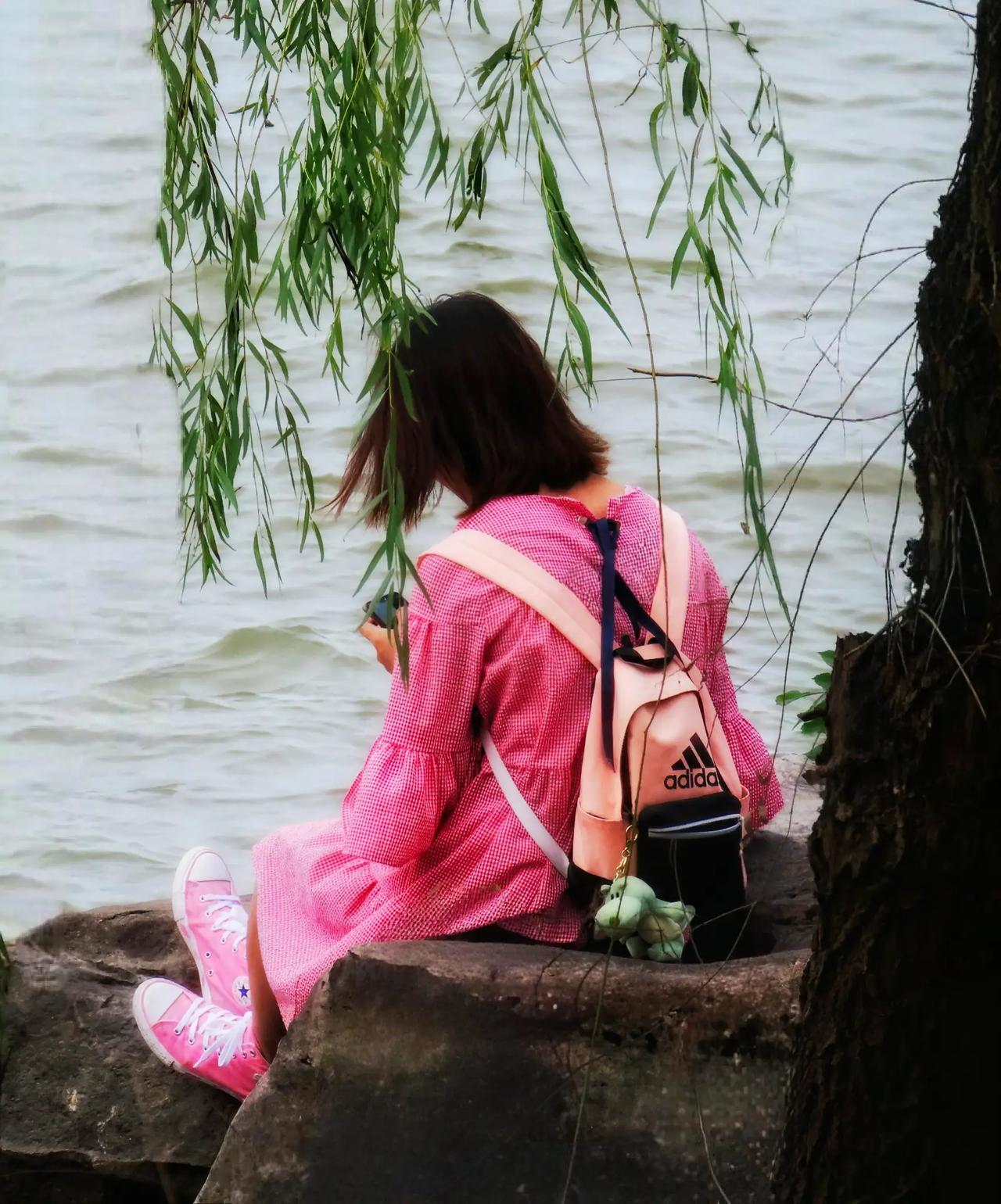 把春天过成喜欢的样子，清新春装、碎花小物、氛围感春日照都超有仪式感，来评论区晒出