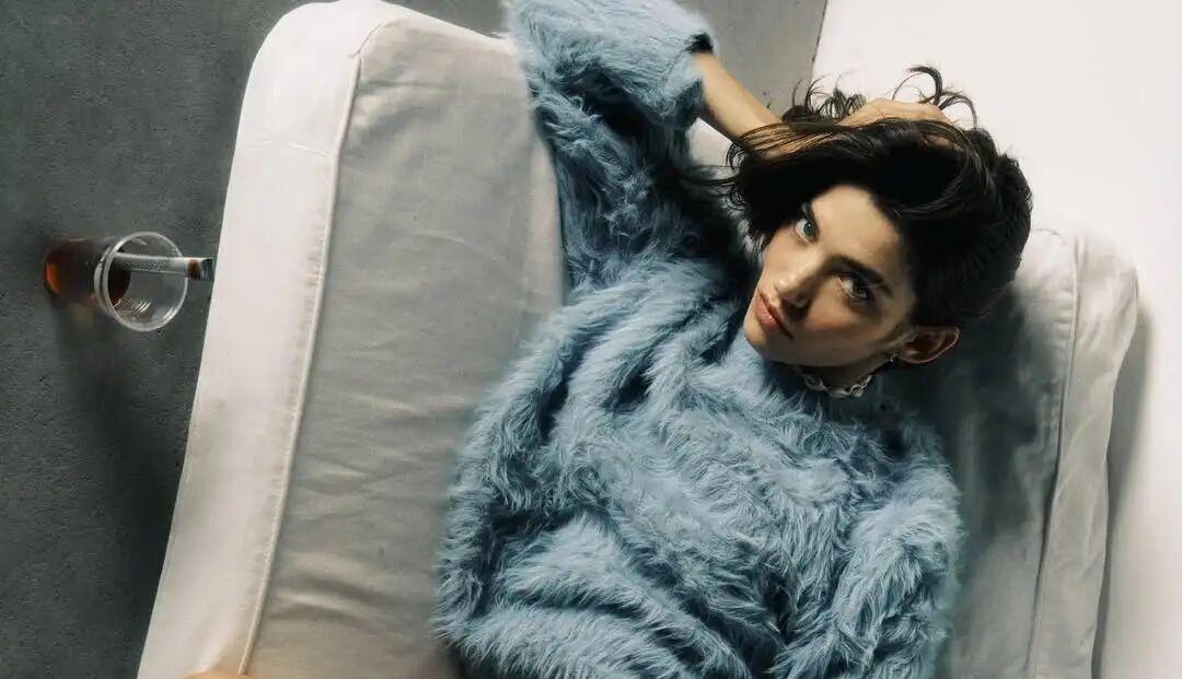 慵懒午后，毛绒绒的蓝色毛衣，一杯暖心的咖啡，享受生活的美好时光。💙☕️😌大师