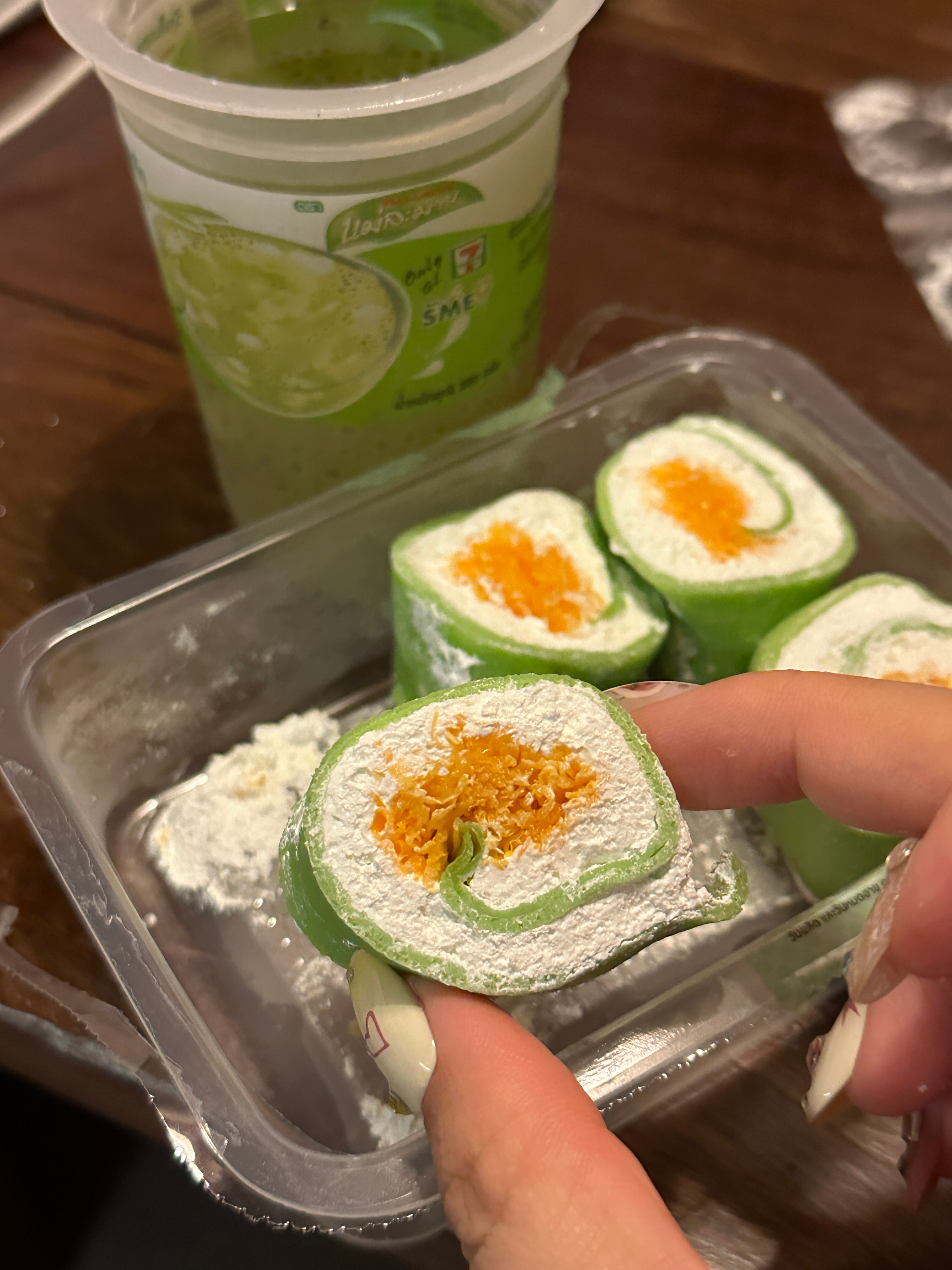 每天吃好多顿 吃完正餐又马上去711买小零食吃 好胖 好快乐 ​​​