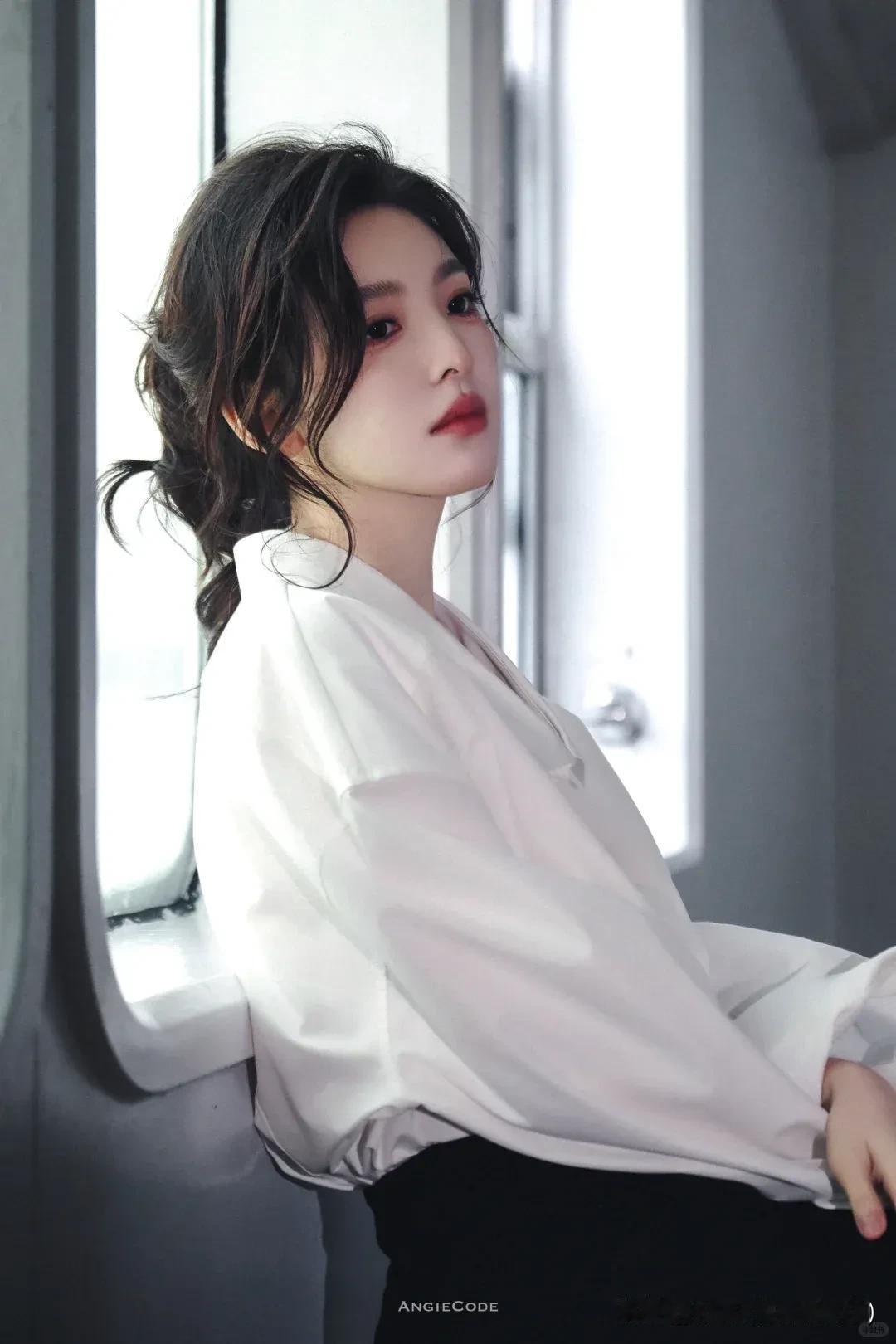 娱乐圈“癫狂”实录：红包压榨、海王作妖与资本暗战下的众生丑态

娱乐圈，这个看似