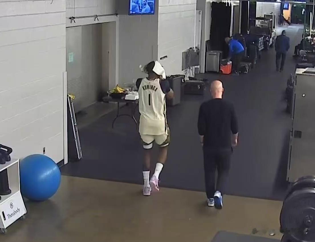 不玩了！库明加退出今日比赛！

今天对阵独行侠队的比赛，库明加在第二节突破过程中