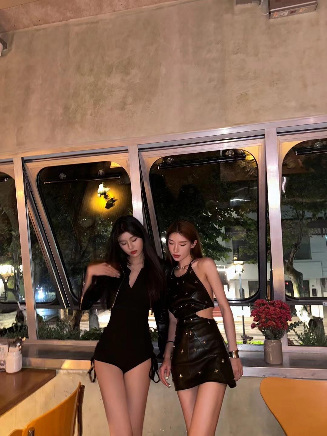 39岁在线找男朋友
极限二选之一
选择权在你们手里
你看上哪个了？
左边的我还是