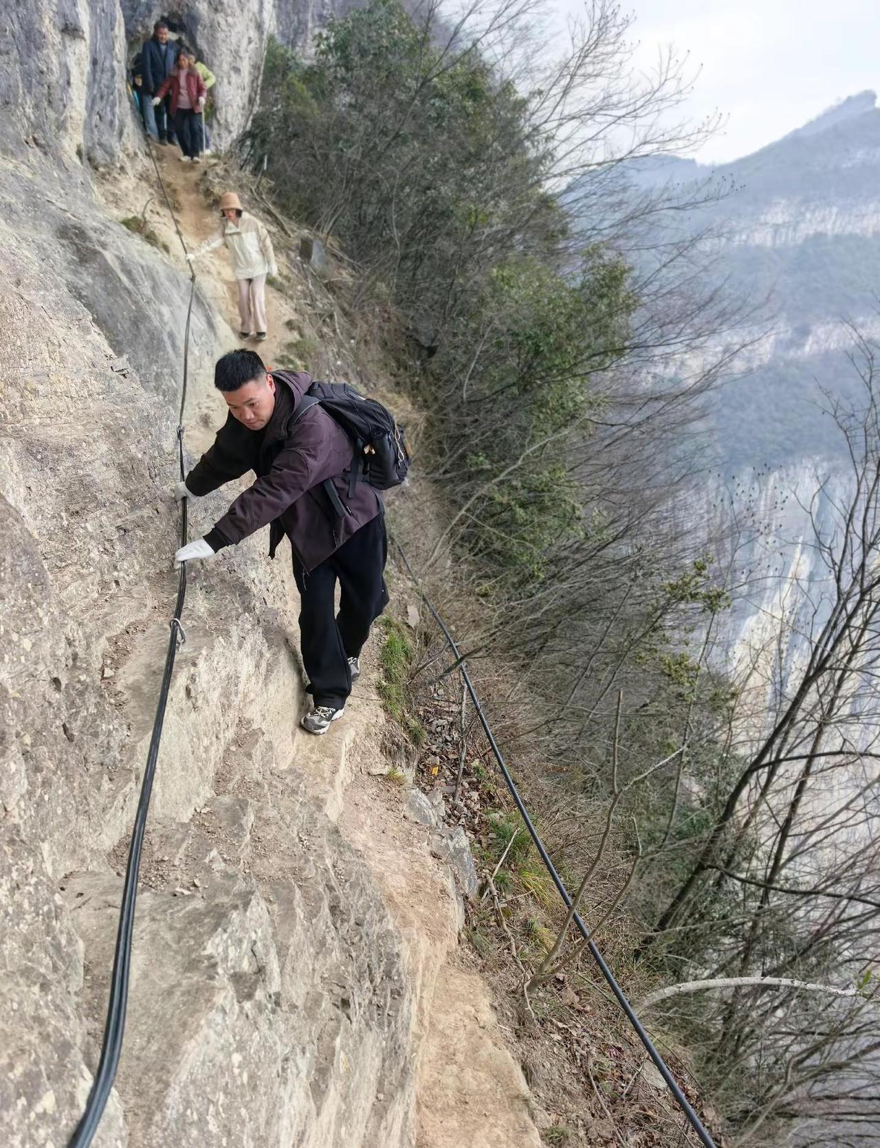 这才是真正的爬山 户外徒步旅行推荐官这个位置有么有不敢走的伙伴？@抖音小助手