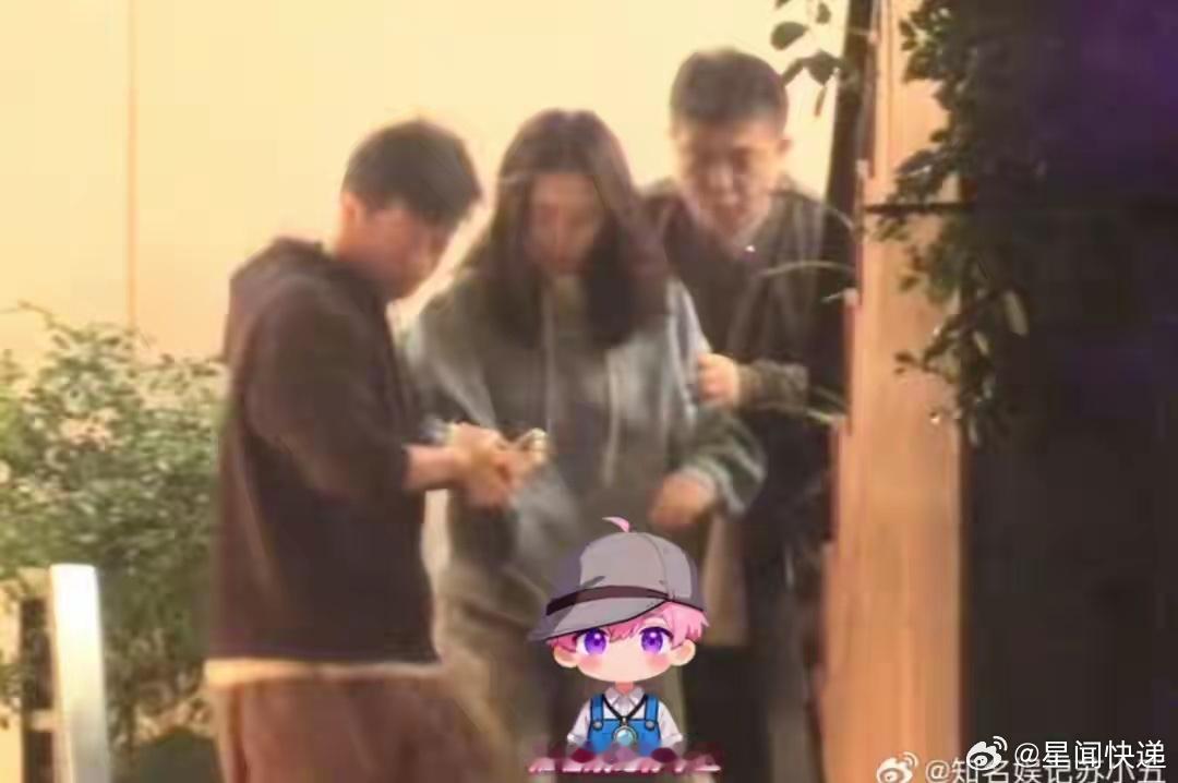 马苏新恋情今天，有狗仔曝光马苏的感情动态。报道称，她去参加聚餐，然后喝多了，被李