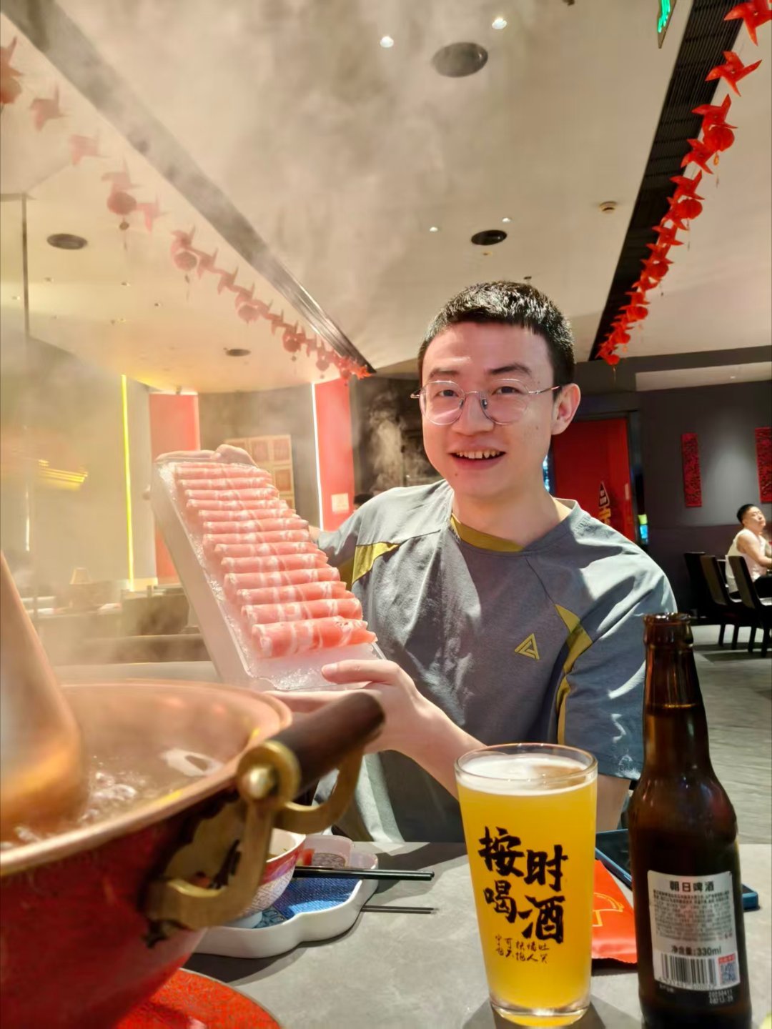 球迷庆功宴切尔西重回欧冠首胜庆功宴！切尔西 终于赢了朋友们，动不动就是一个月只吃