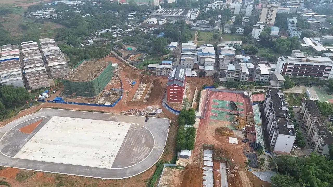 扶绥县吉阳学校初中部教学楼和宿舍楼建设中，今年九月份初中招生了，变成了九年一贯制