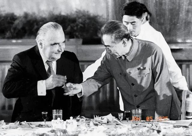 1973年9月
在欢迎法国总统蓬皮杜访华的宴会上，周总理同蓬皮杜先生举杯致意互祝