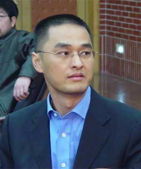 张海鹏有句名言：春水初生，春林初盛，春风十里，不如你。我第一感觉这是他送给柴静的