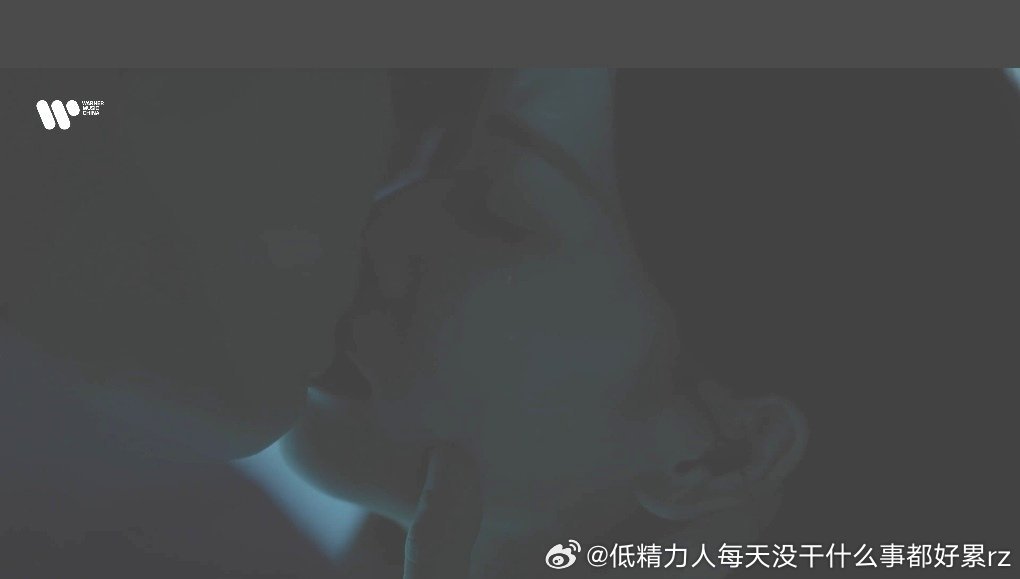 周翊然好矮好弱几拍个歌mv还非得来个吻戏，大哥大姐想亲直说