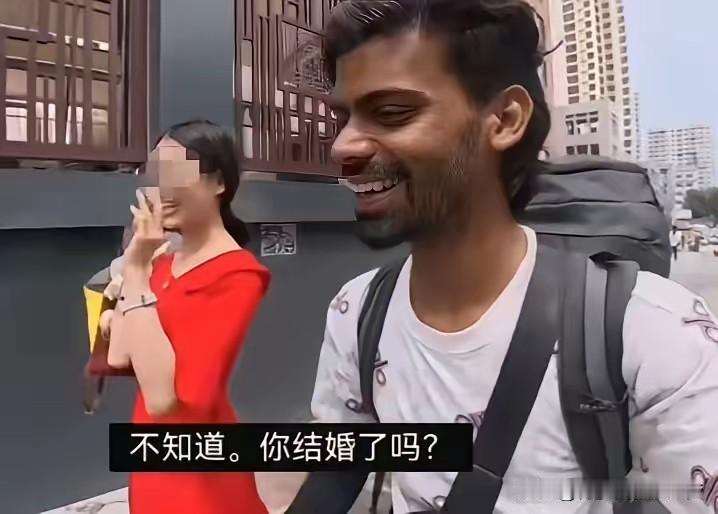这个山西的姑娘，在路上遇到一个来自印度的男博主，开心极了，朝这个印度男博主笑去，
