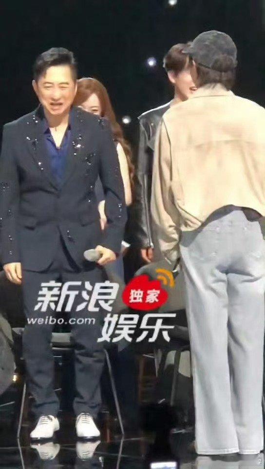 I人窦靖童歌手开启社交模式歌手歌单努力融入集体超可爱，I人在线积极社交问好，前辈