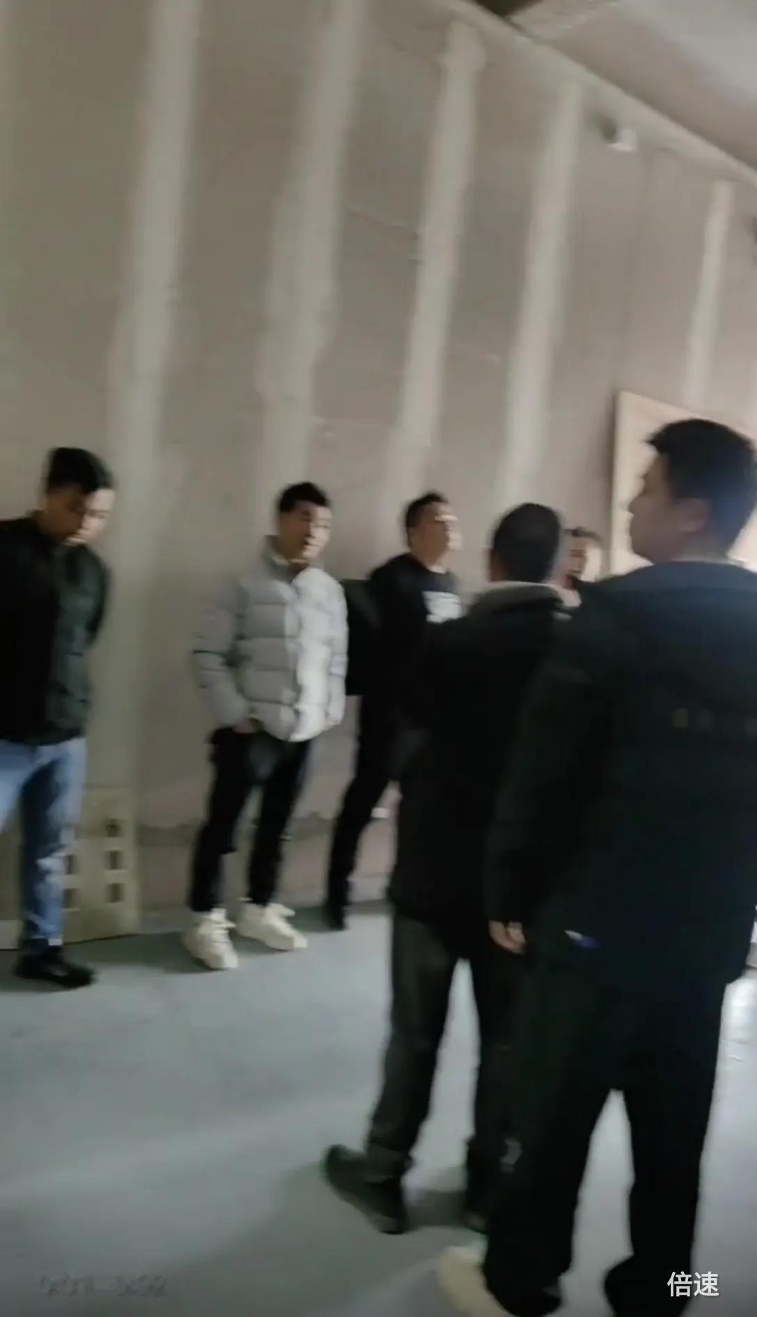 建筑施工行业拖欠农民工工资严重，甲方不付款，公司不垫支。代付民工工资比例又太低，
