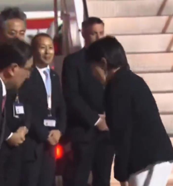 堂堂的一国首相，回国竟然没有一个当事国送行，人缘太差了吧！