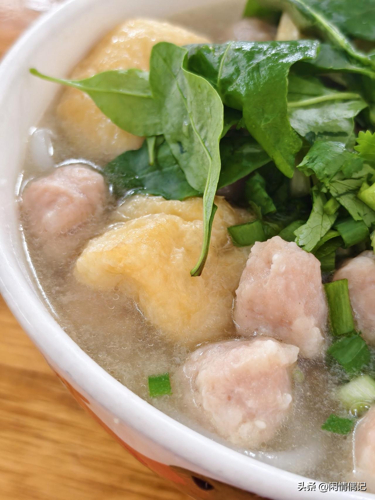 吃汤粉
老板说
喜欢吃肉丸
就多给你放了几个
开心