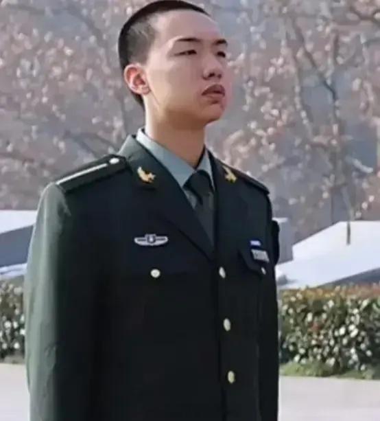 有次华国锋去瞻仰毛主席遗容时，碰巧遇到了毛主席四岁的重孙毛东东。华老顿时感慨万分