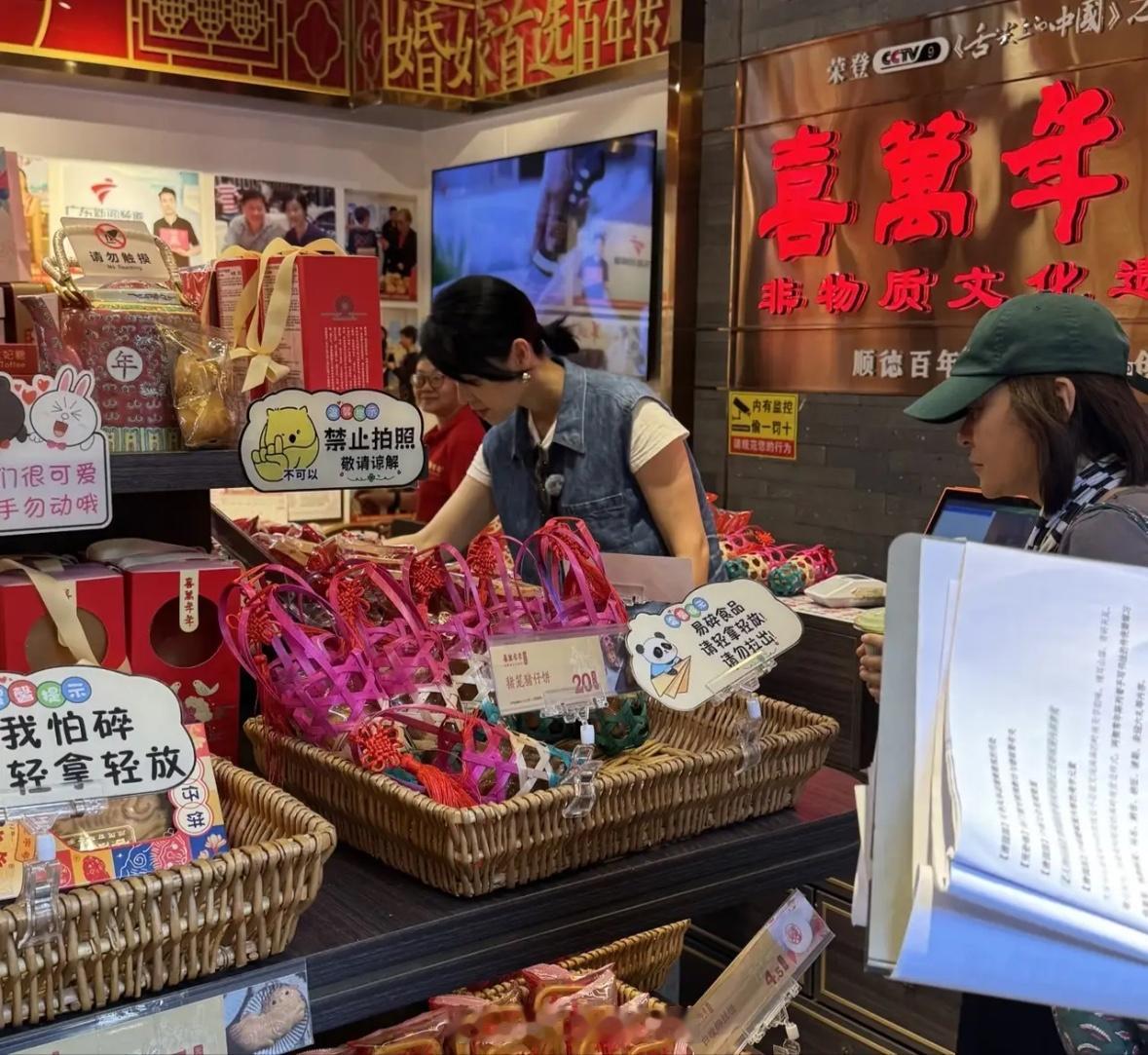 有网友在佛山岭南天地偶遇胡杏儿，她昨天还在叠滘呢！她和撒贝宁在叠滘体验赛龙舟，玩