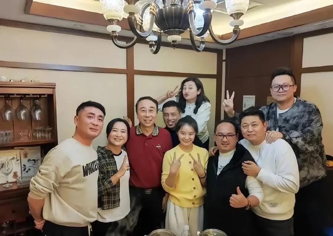 贾玲奥运之后第一次露面，是在冯巩的生日聚会上。这么多年这对“师徒”一直很和谐，互