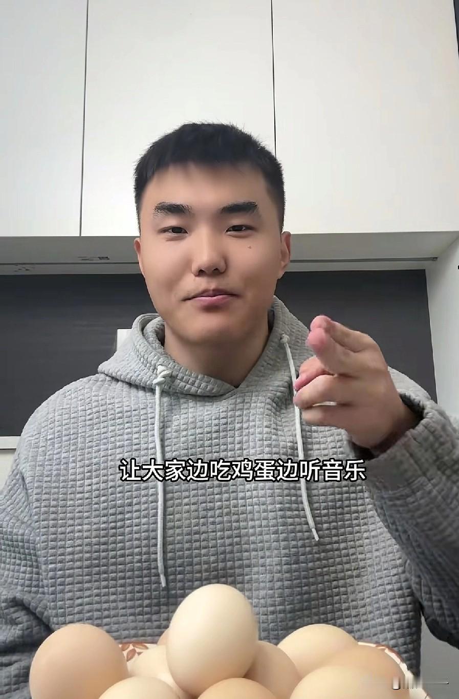 靠“煮鸡蛋”涨粉400万，又开公司啦！[赞]
短短9天涨粉400万，他就是被网友