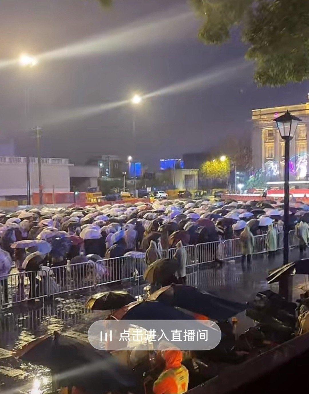 武汉在下雨吗？人还是很多的样子 ​​​