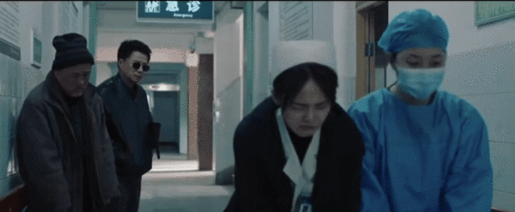 张佳宁28秒哭戏3种情绪转换 短短28秒，张佳宁的哭戏像是一把锋利的刀，精准地切