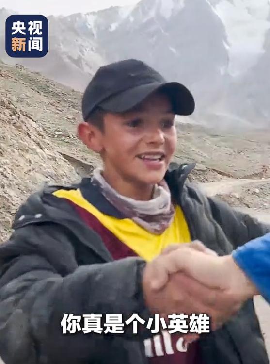 火到央视新闻了！新疆，男子开车经过4500米的高山时在路上碰到了一个小男孩独自在