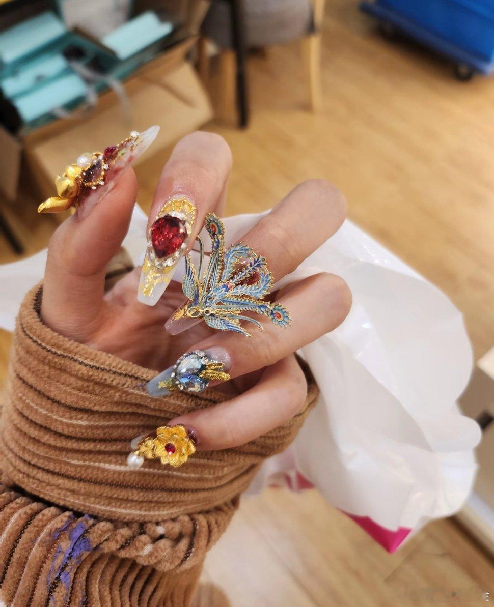 邢菲做了甄嬛同款美甲💅🏻💅🏻      邢菲做了甄嬛同款美甲，另一款【十