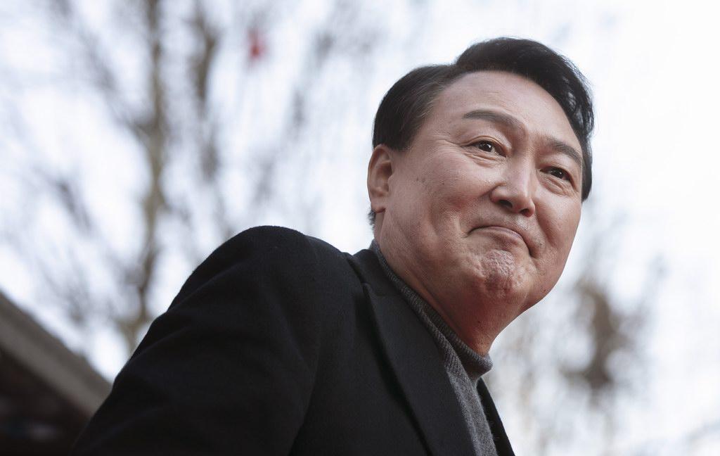 2024年底的首尔街头，警车的鸣笛声压过了跨年的钟声。

尹锡悦站在青瓦台办公室