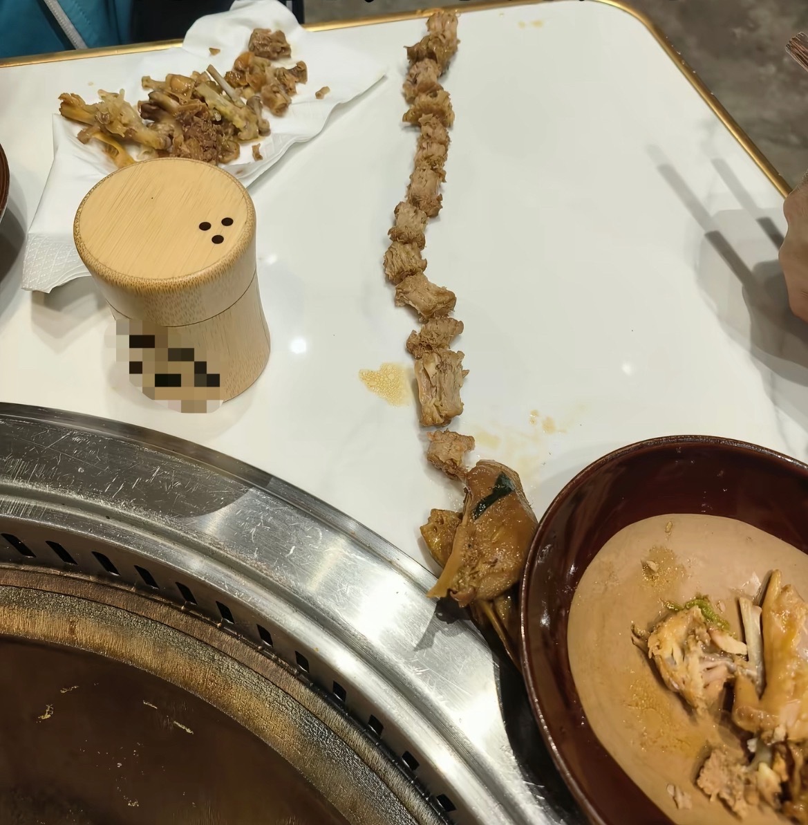 【崇左某店吃地锅鸡鸡脖子比一只鸡的还长】近日，网友爆料称：广西崇左的某餐饮店吃地