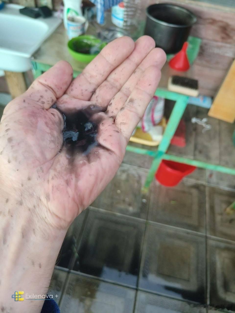 乌克兰袭击俄罗斯油库后，雷宾斯克空中下的雨水都是黑色的。由于俄罗斯缺油，天空给俄