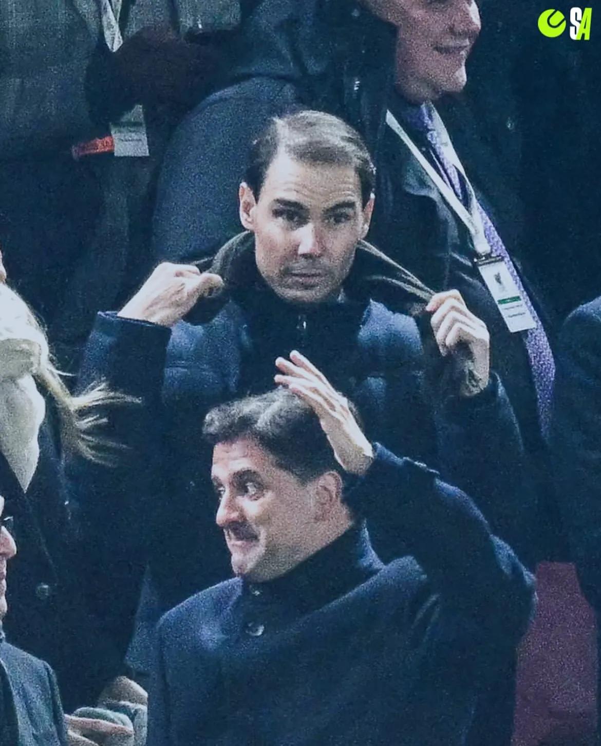 享受退休生活，纳达尔在安菲尔德观看利物浦和皇家马德里的足球比赛。