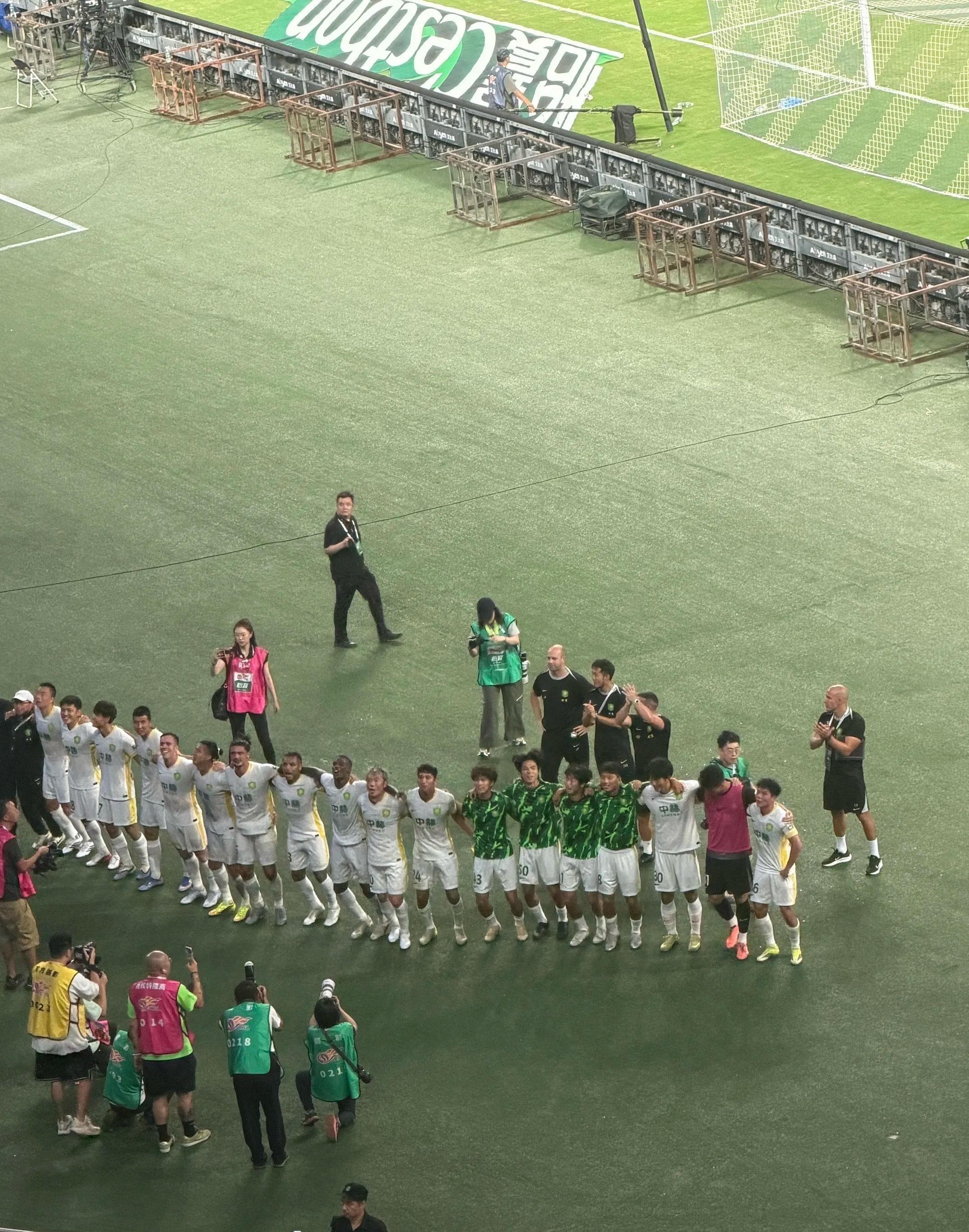 上海申花vs成都蓉城北京国安3-0战胜上海申花，这差距有点大呀！ 
