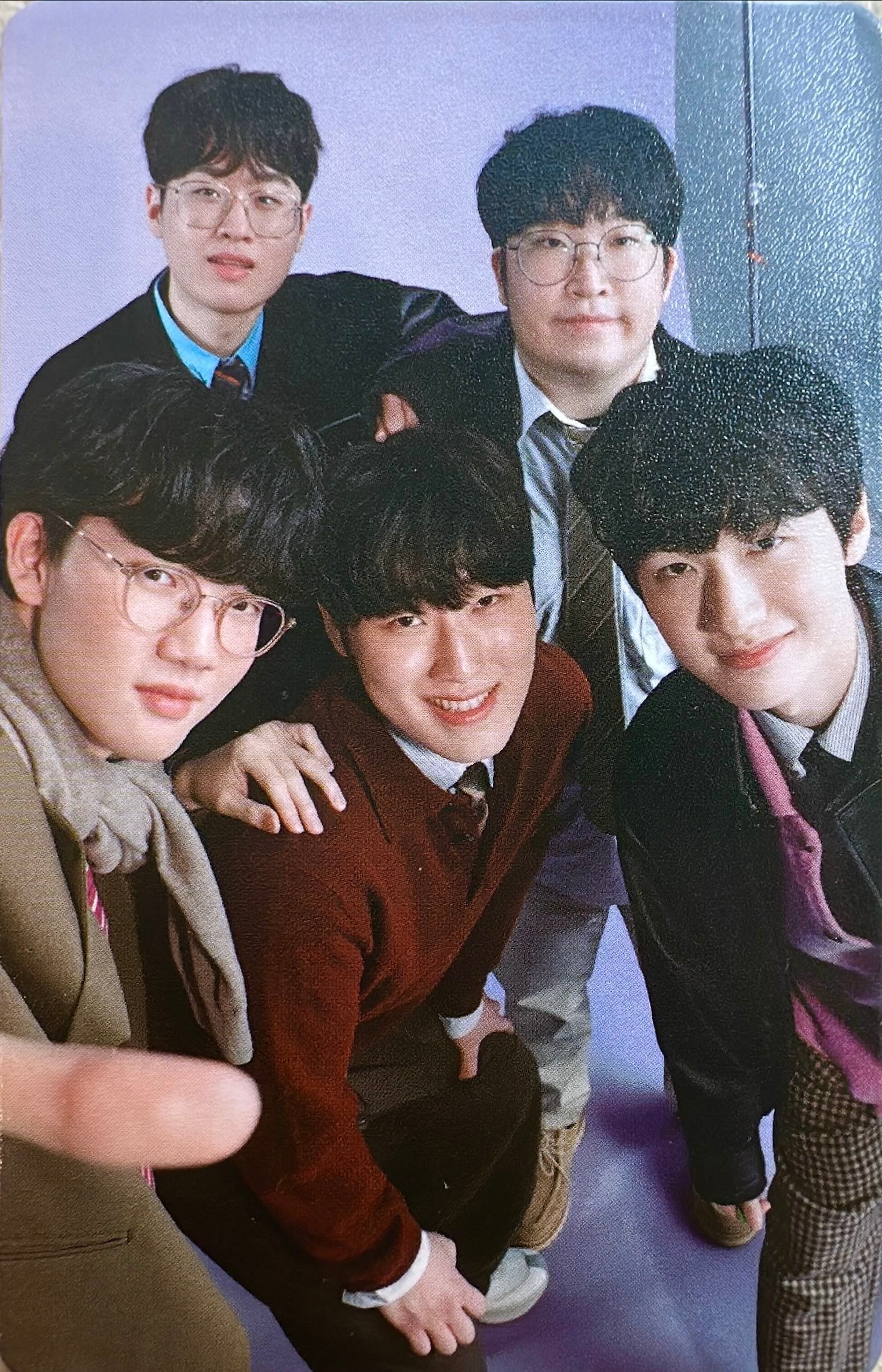 来看HLE新的小卡卡面，是帅气的五小华没错了[皱眉]cr.zeus__liHLE