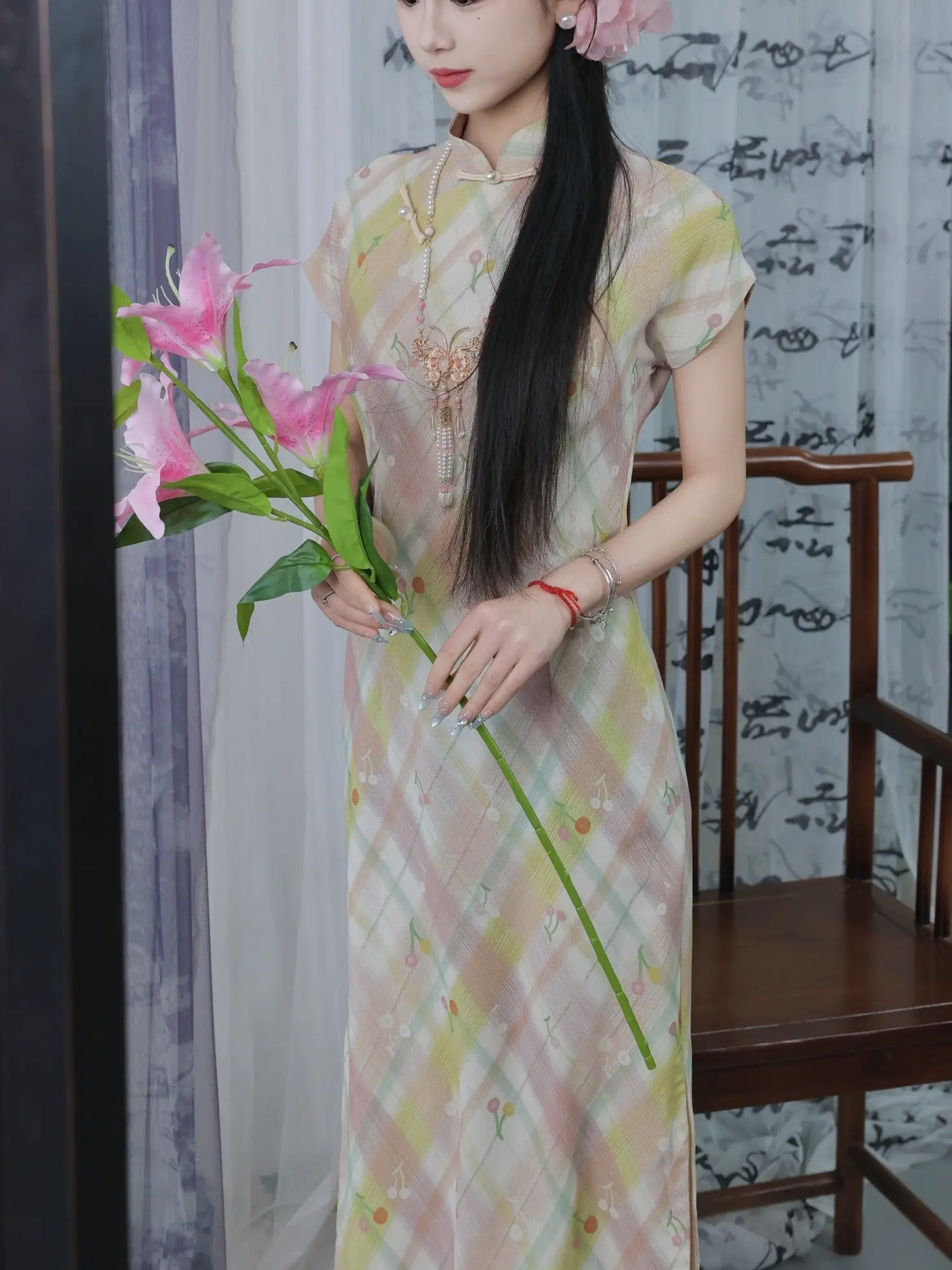 适合春天的粉彩风旗袍来喽！如春水映梨花。